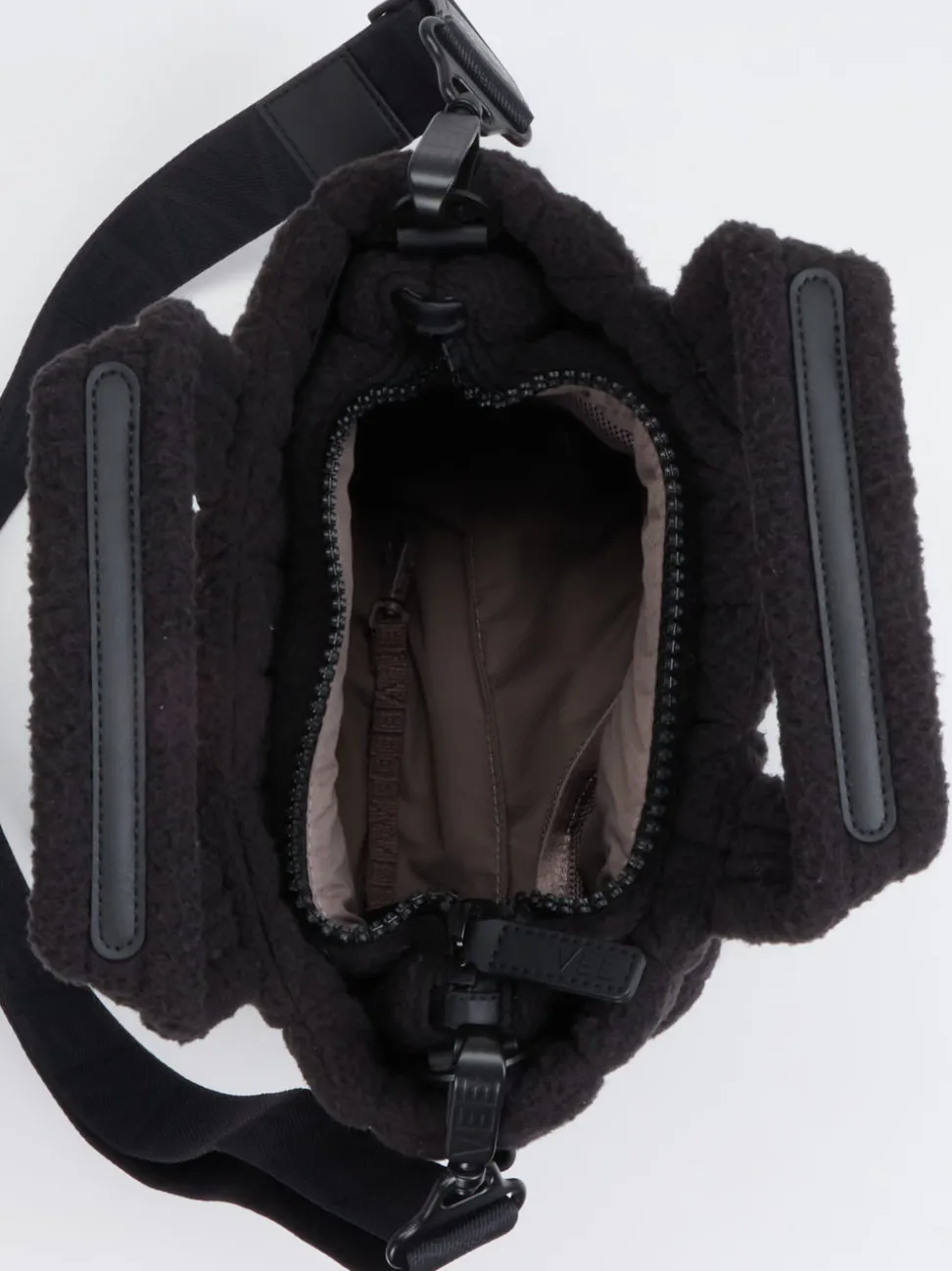 VeeCollective Berlin – Handtasche aus Teddy-Stoff schwarz