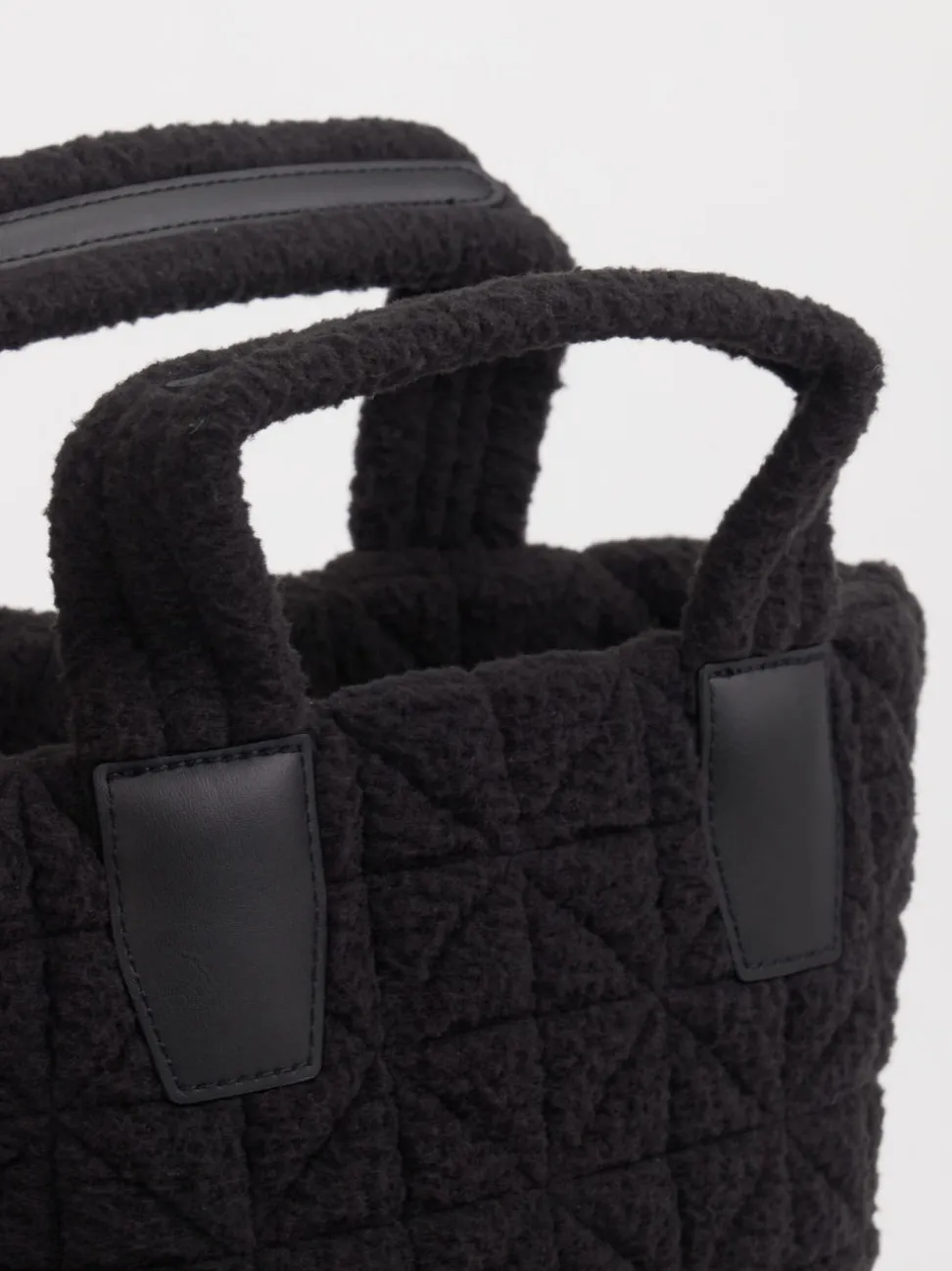 VeeCollective Berlin – Handtasche aus Teddy-Stoff schwarz