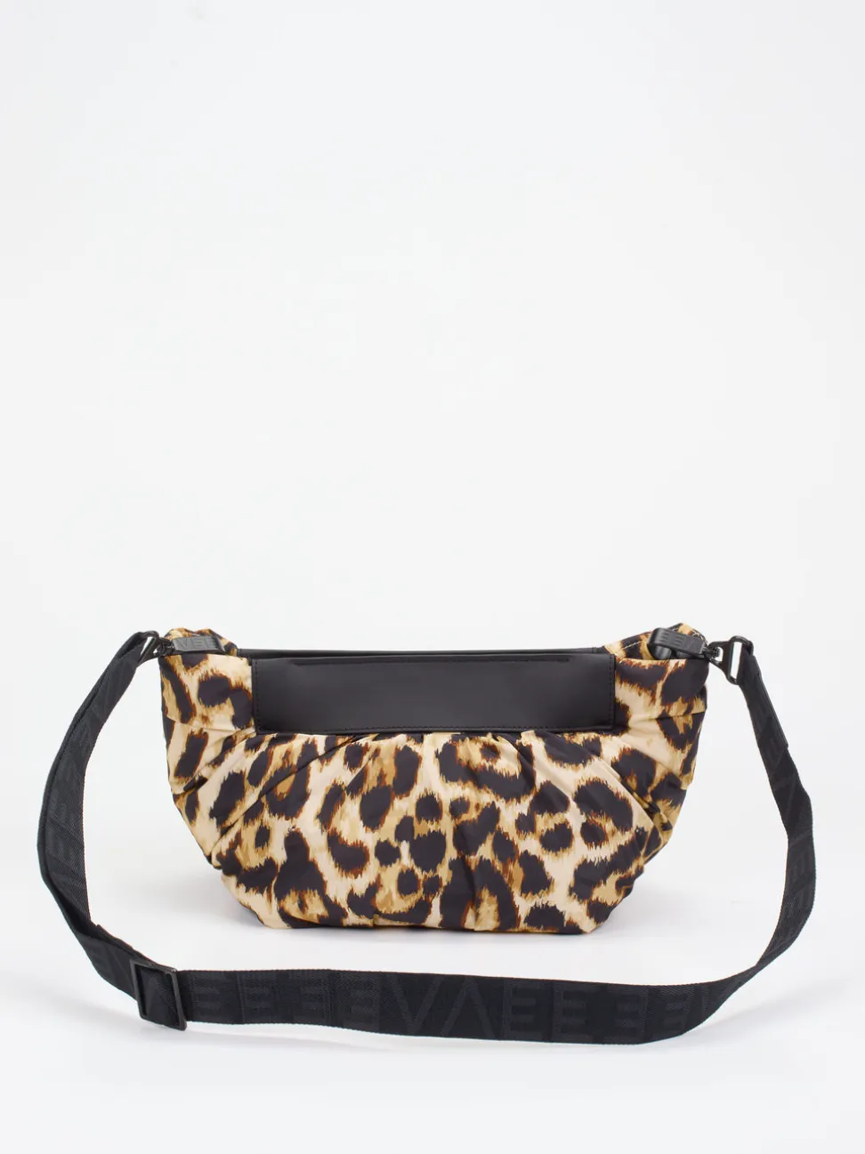 VeeCollective Berlin – Schultertasche aus Nylon im Leoprint