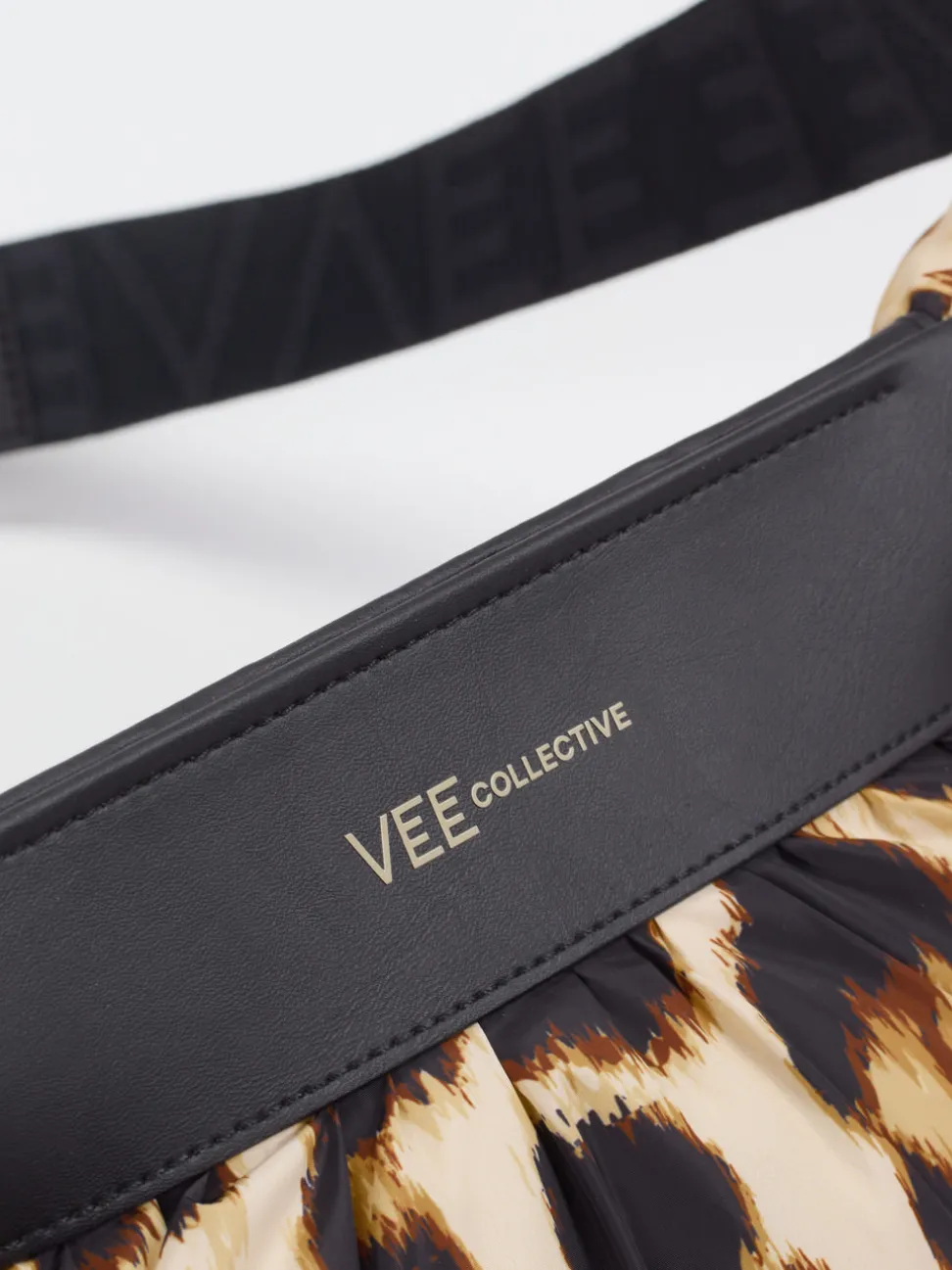 VeeCollective Berlin – Schultertasche aus Nylon im Leoprint