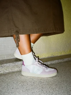 VEJA – Low-Top Sneaker aus Kalbleder und Velours