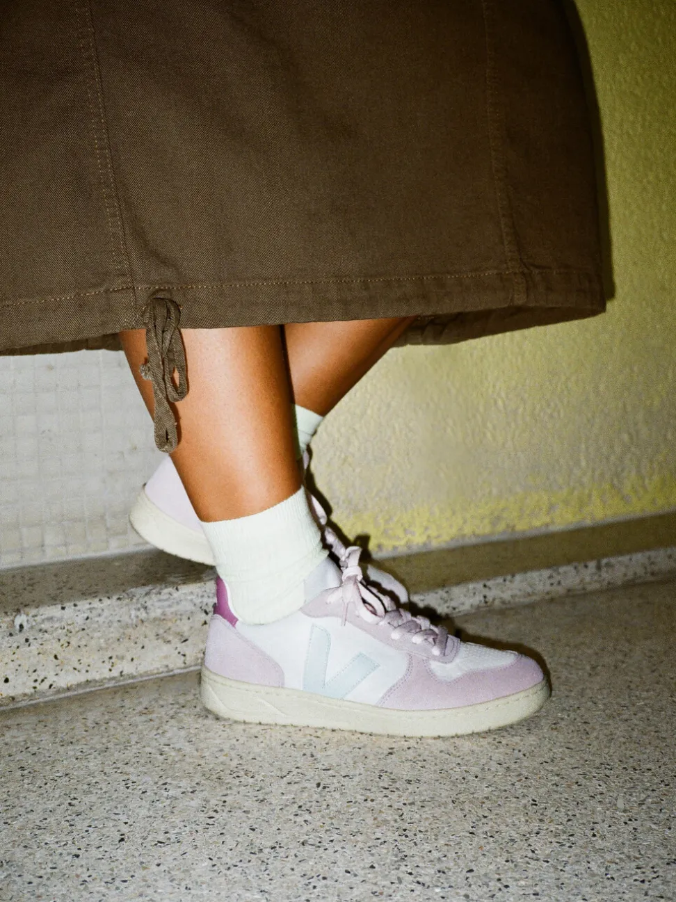 VEJA – Low-Top Sneaker aus Kalbleder und Velours
