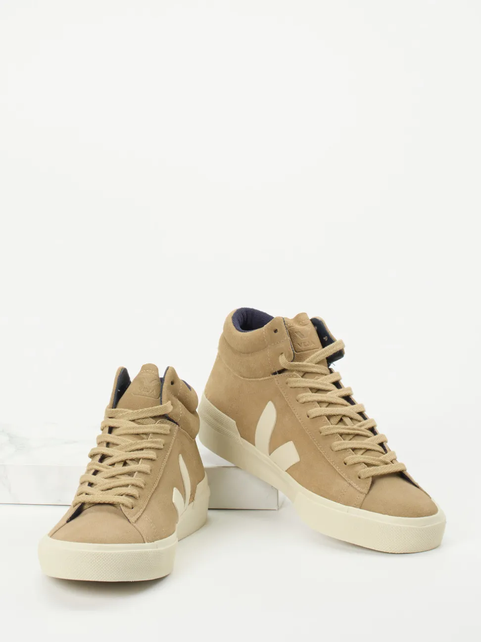 Veja – Mid-Top-Sneaker aus Veloursleder beige