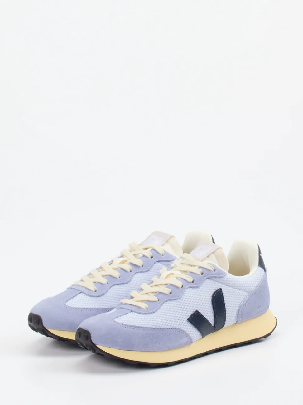 VEJA – Retro-Sneaker aus Mesh und Veloursleder Pastellblau