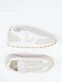 VEJA – Retro-Sneaker aus Mesh und Veloursleder beige