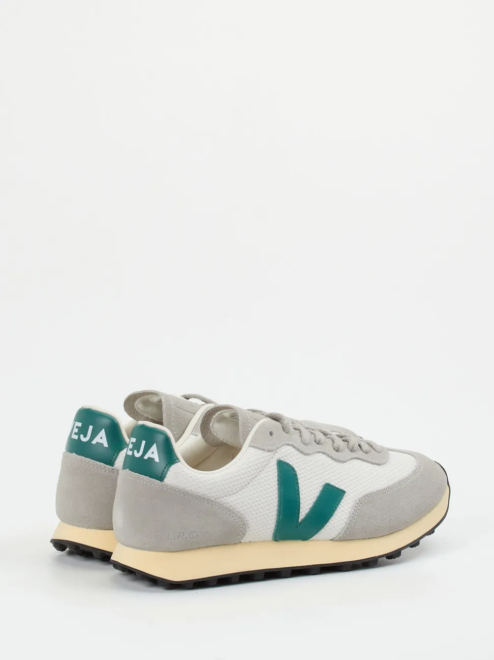 VEJA – Retro-Sneaker aus Mesh und Veloursleder Offwhite