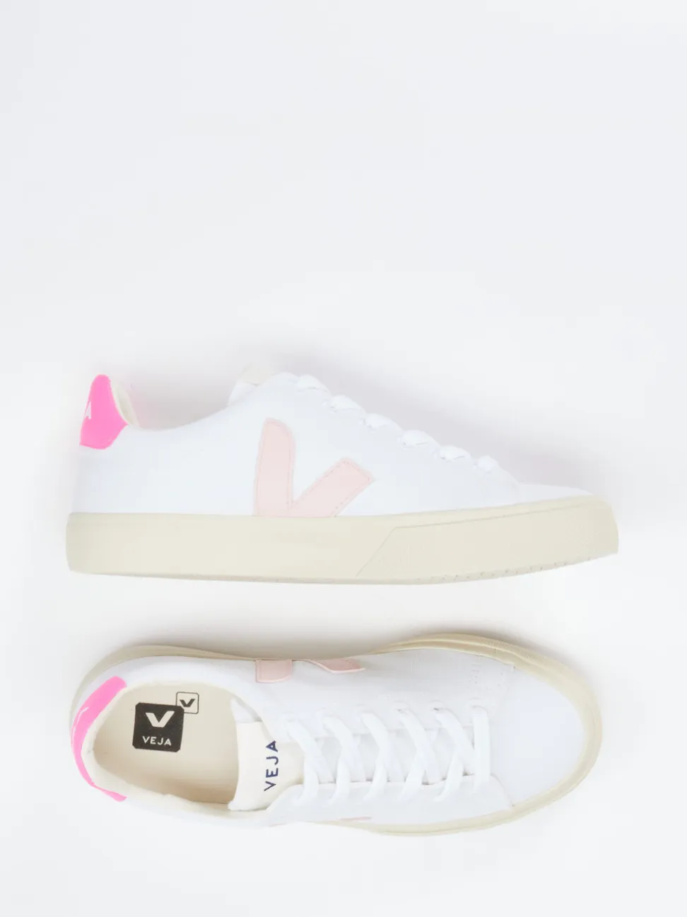 VEJA – Sneaker aus Canvas in Weiß mit Pastellakzent