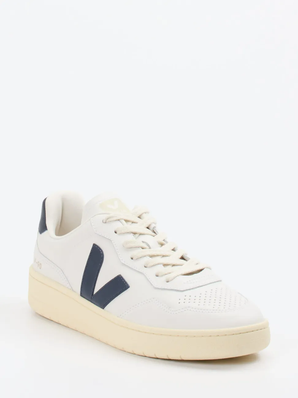 VEJA – Sneaker aus Kalbleder in Cremeweiß