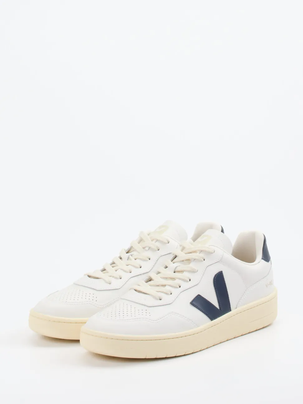 VEJA – Sneaker aus Kalbleder in Cremeweiß