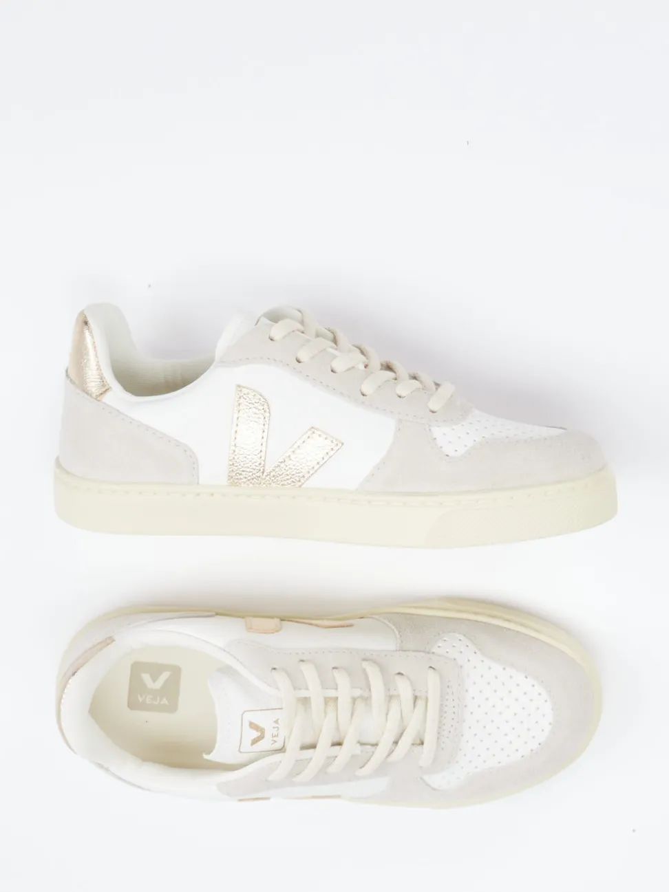 Veja – Sneaker aus Kalbleder in Cremeweiß