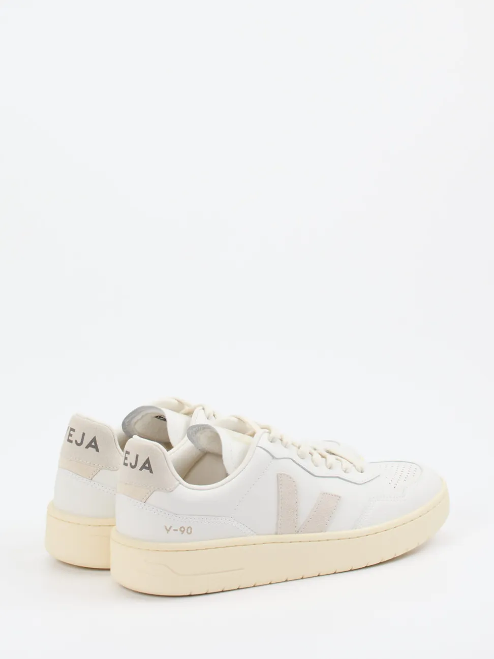 VEJA – Sneaker aus Kalbleder in Offwhite