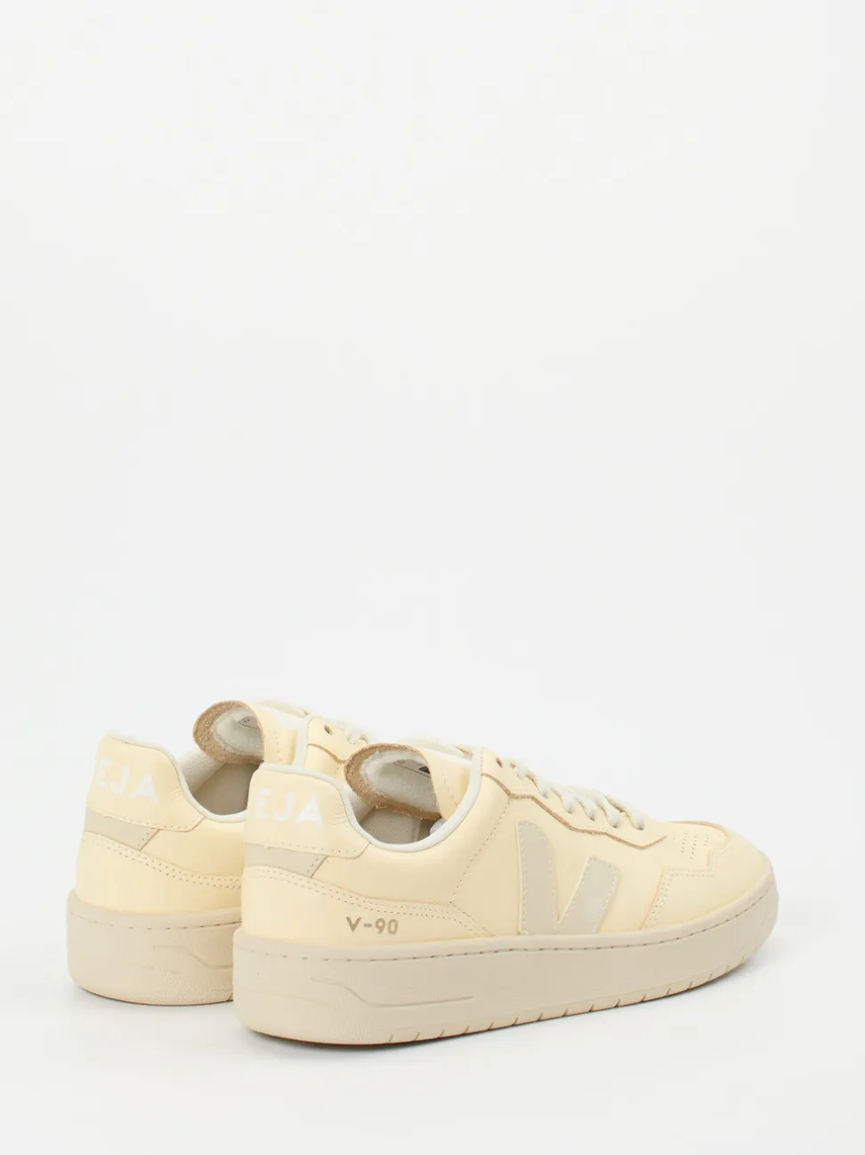 VEJA – Sneaker aus Kalbleder in Beige