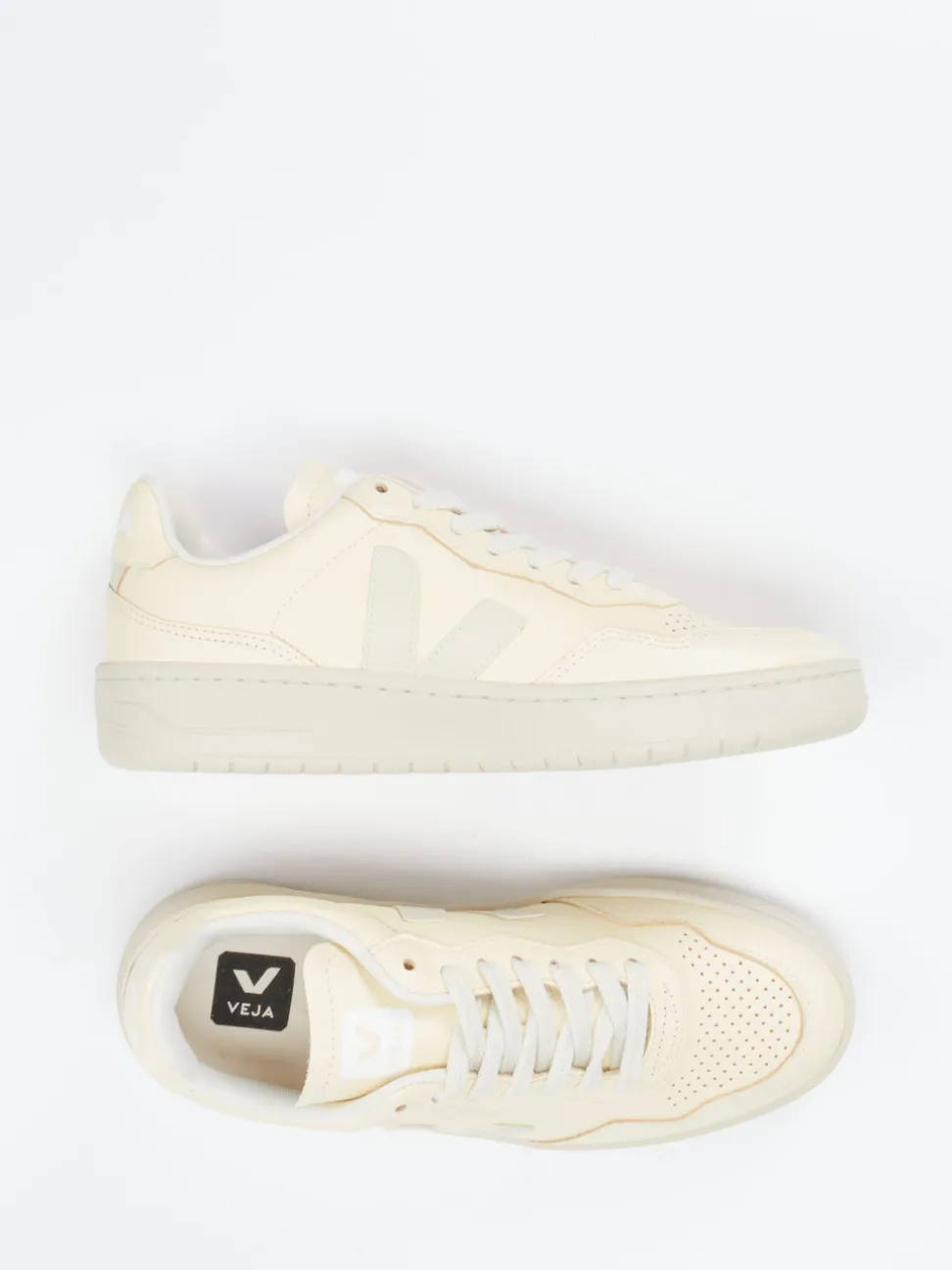 VEJA – Sneaker aus Kalbleder in Beige