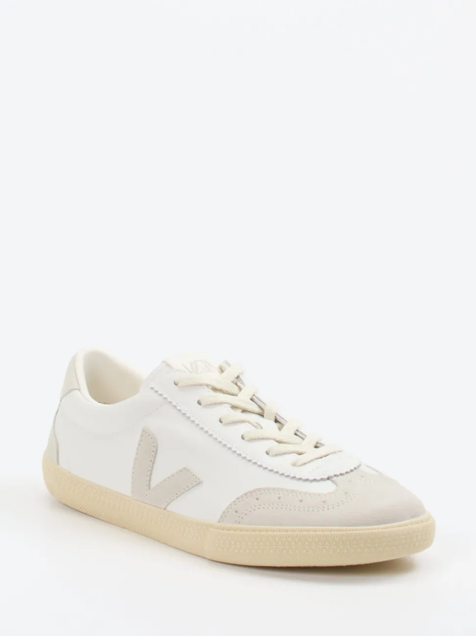 VEJA – Sneaker aus Kalbleder in Offwhite