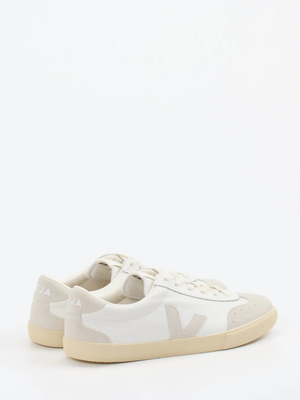 VEJA – Sneaker aus Kalbleder in Offwhite