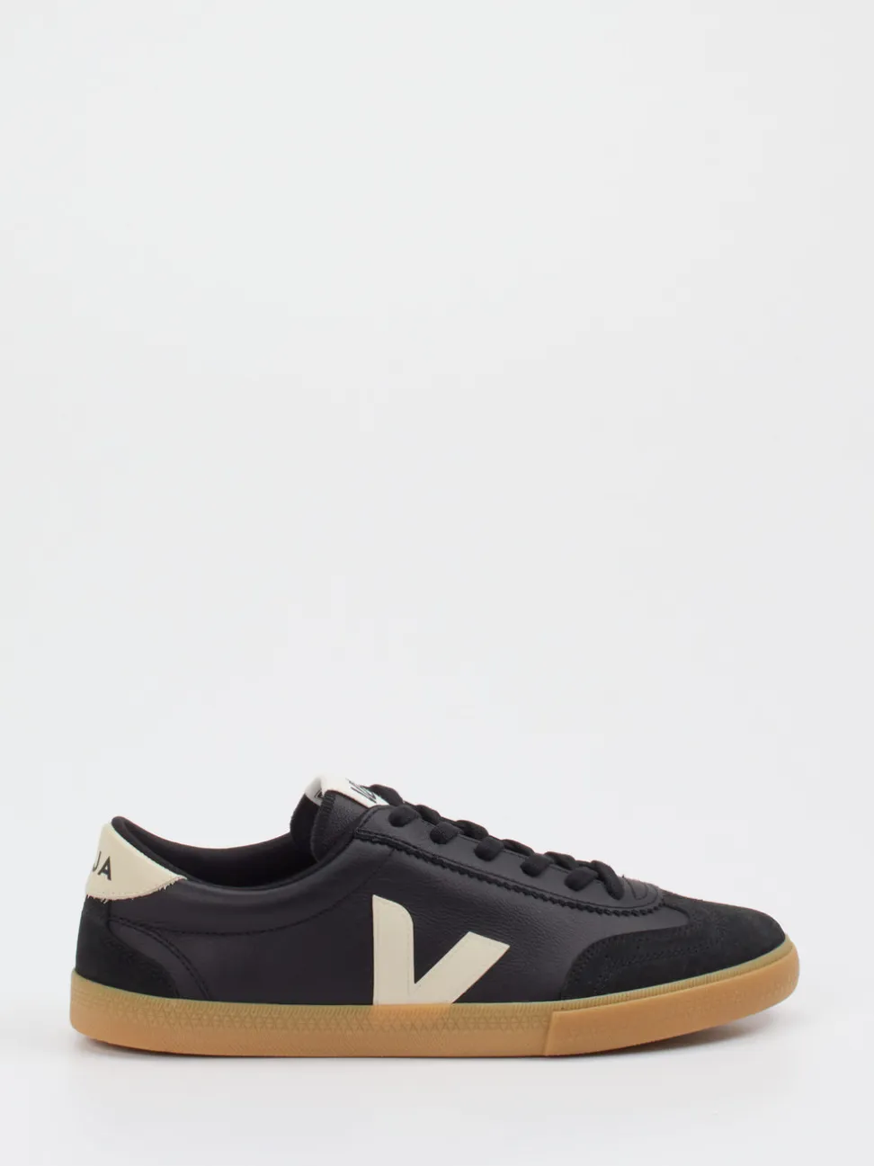 Veja – Sneaker aus Leder in Schwarz mit Gumsohle