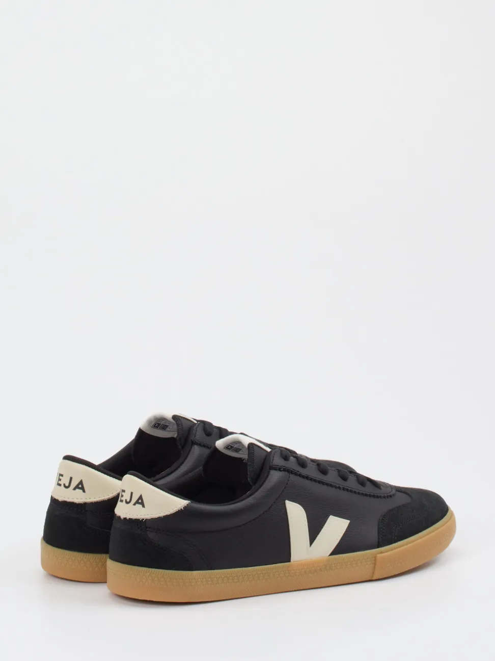 Veja – Sneaker aus Leder in Schwarz mit Gumsohle
