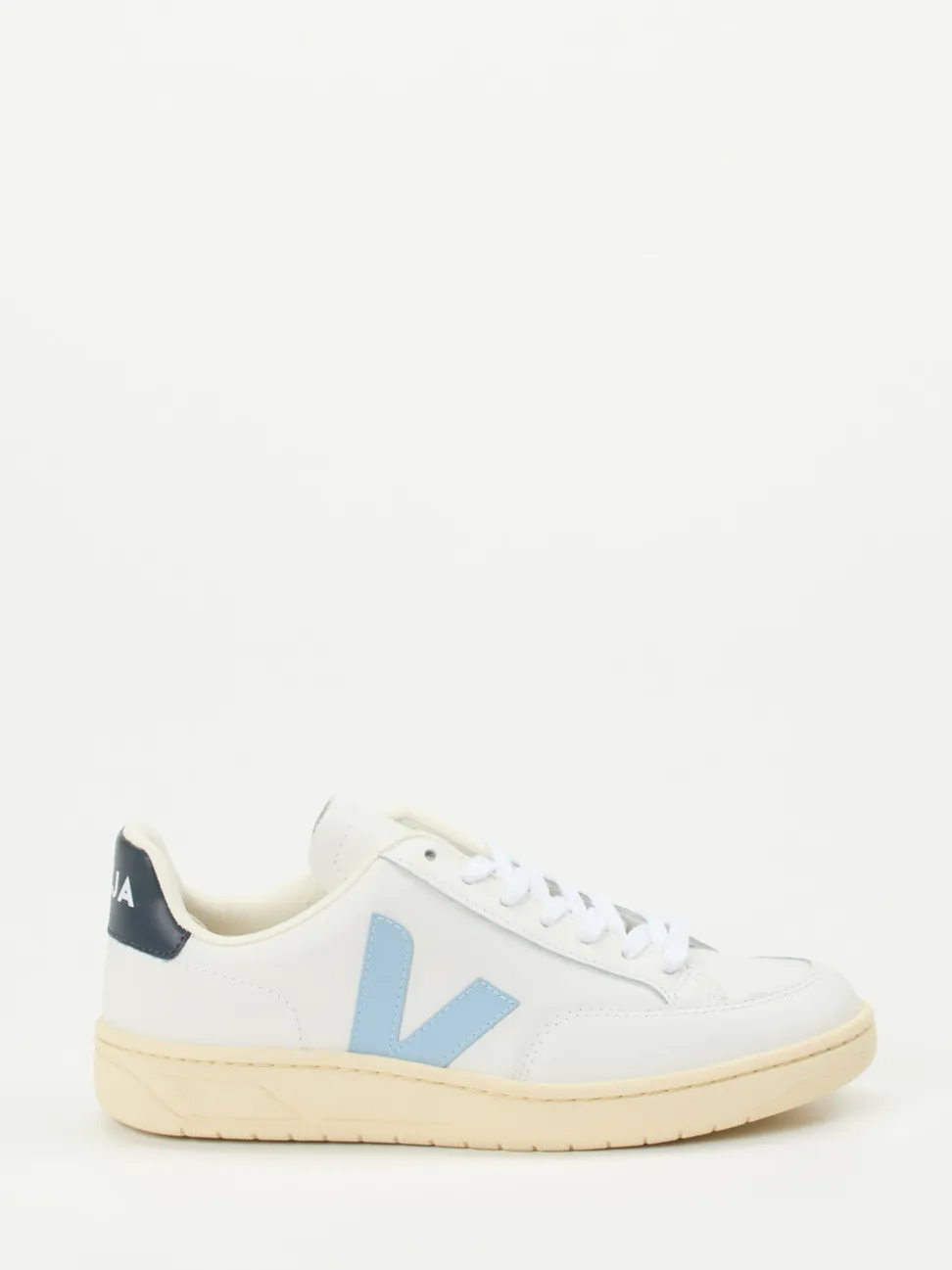 Veja – Sneaker aus Leder in Weiß mit Logo-Details