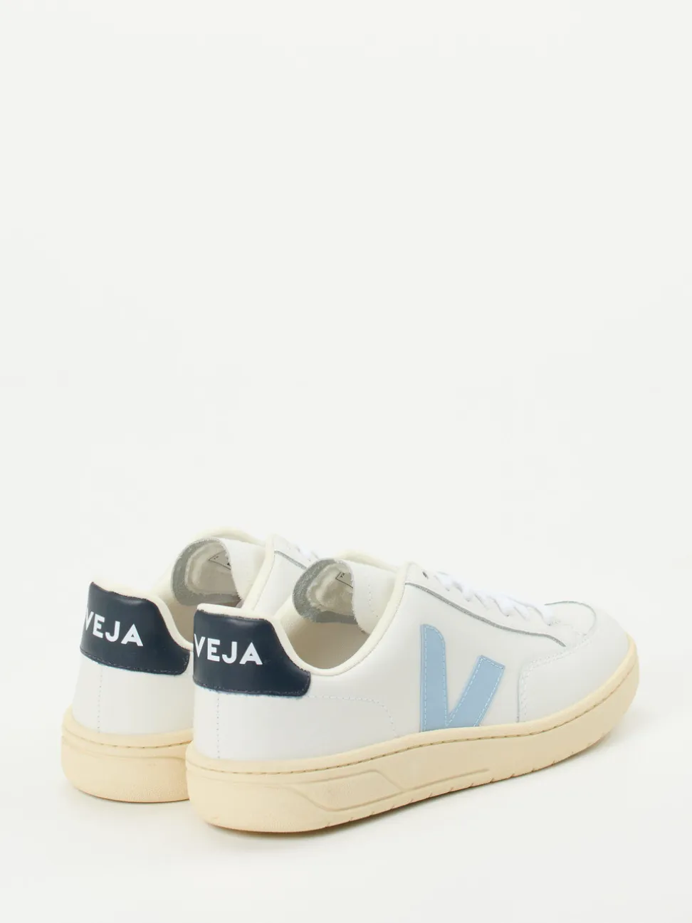 Veja – Sneaker aus Leder in Weiß mit Logo-Details