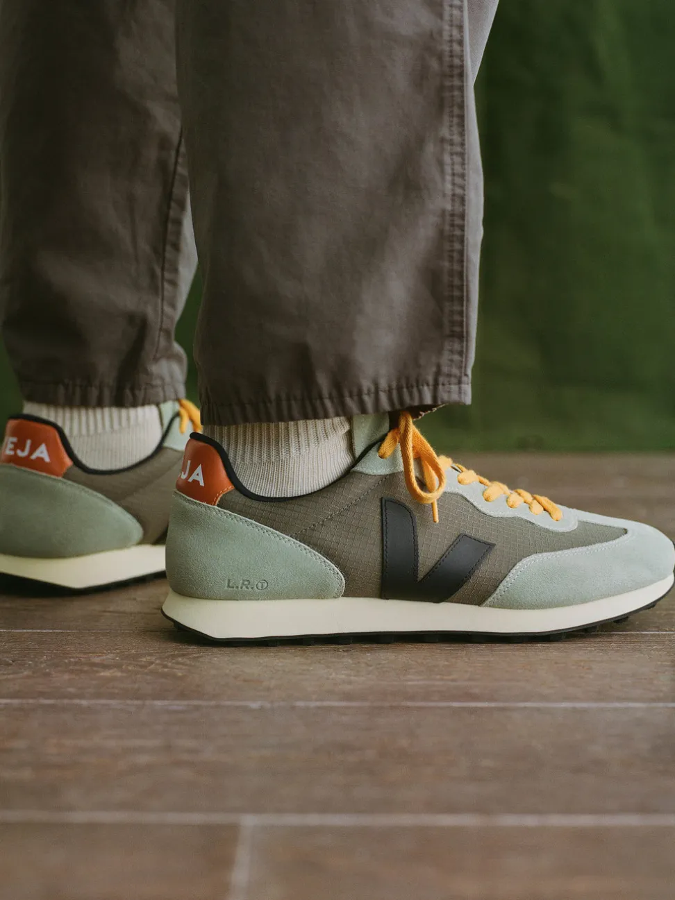 Veja – Sneaker aus Veloursleder in Salbeigrün