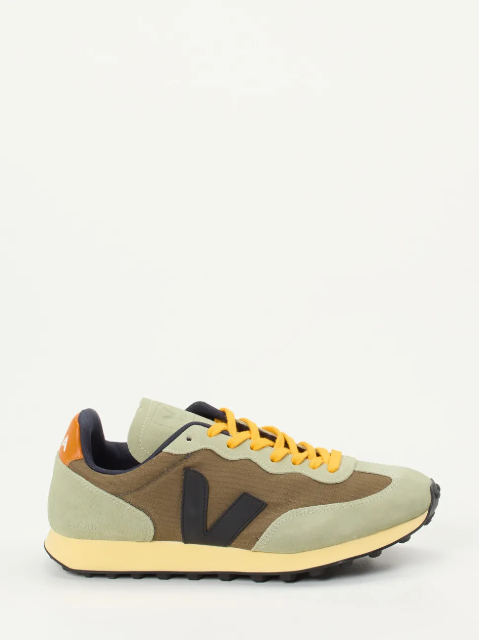 Veja – Sneaker aus Veloursleder in Salbeigrün