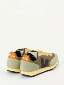 Veja – Sneaker aus Veloursleder in Salbeigrün