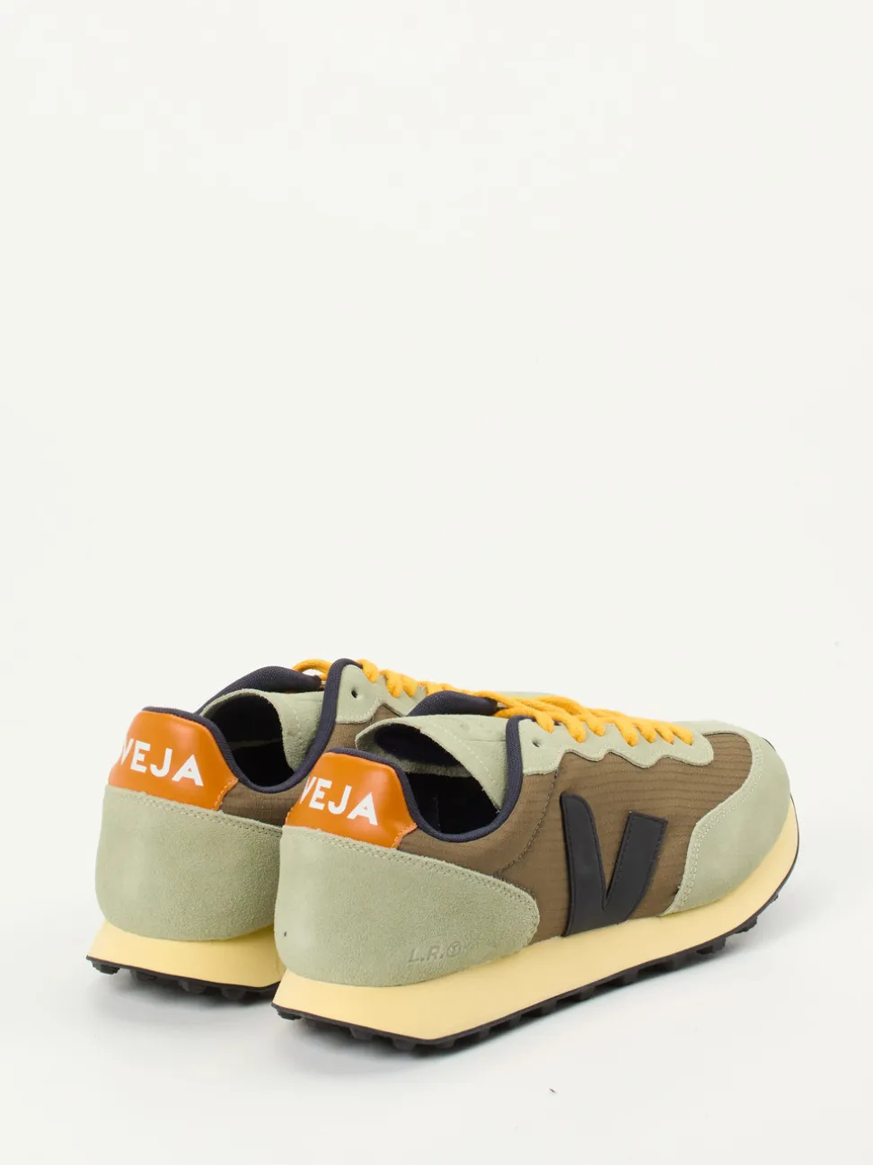 Veja – Sneaker aus Veloursleder in Salbeigrün