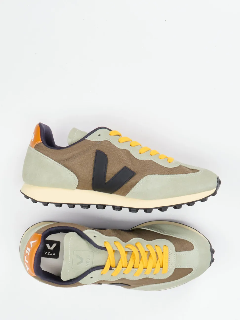 Veja – Sneaker aus Veloursleder in Salbeigrün