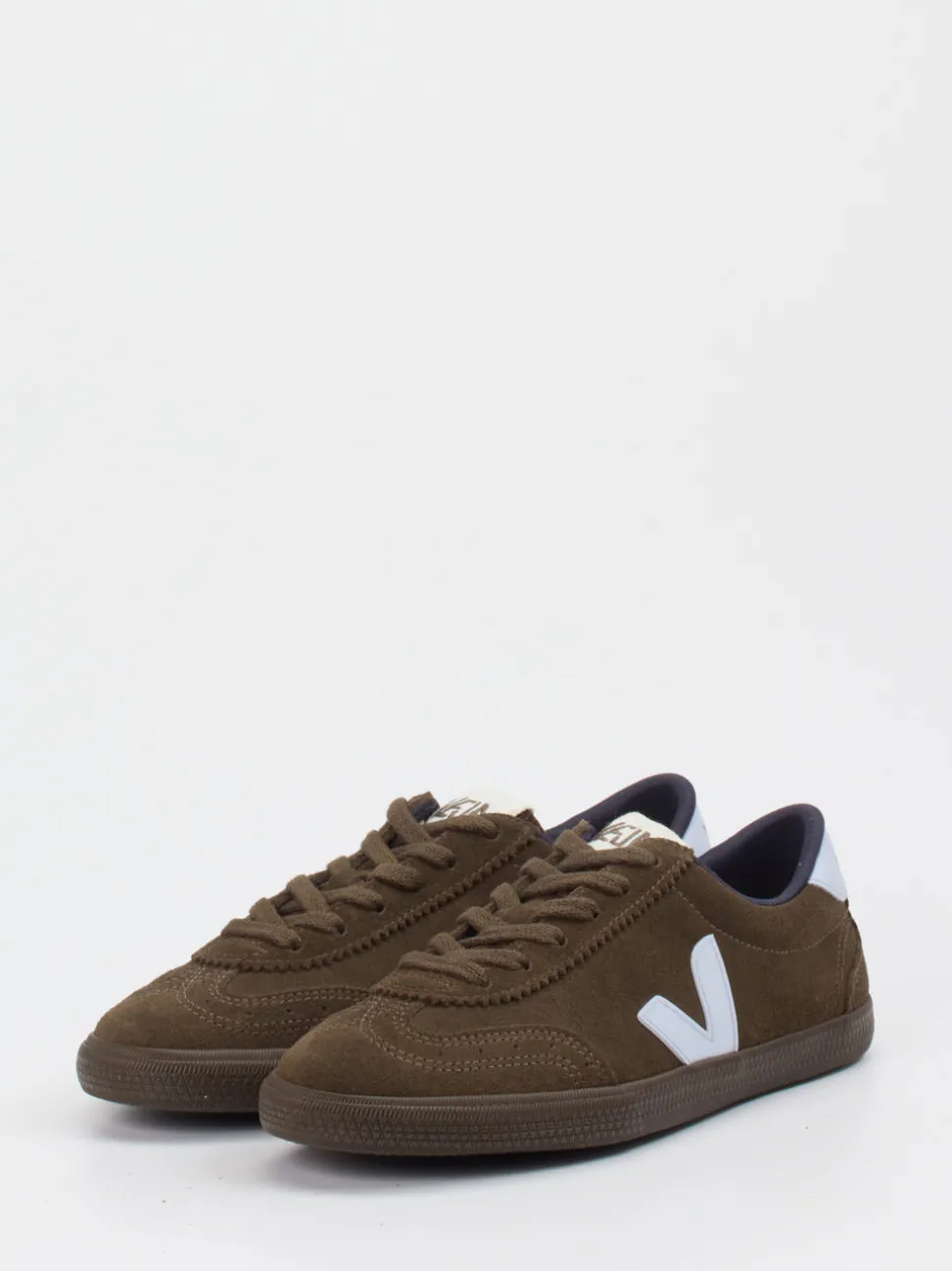 VEJA – Sneaker aus Veloursleder in Braun