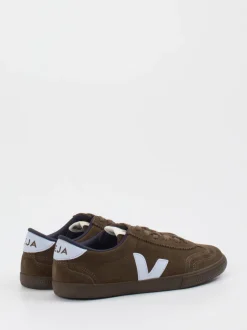 VEJA – Sneaker aus Veloursleder in Braun