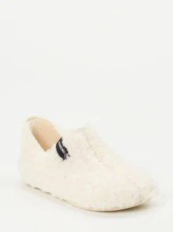 Verbenas – Hüttenschuh aus Teddyfleece wollweiß