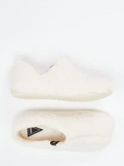 Verbenas – Hüttenschuh aus Teddyfleece wollweiß
