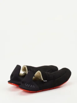 Wai – Slipper aus Synthetik mit roter Flexsohle