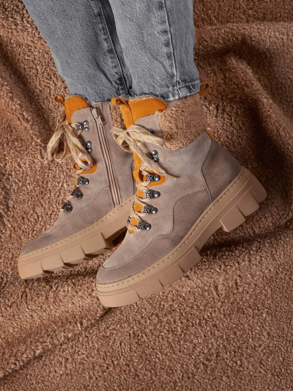 Waldläufer – Schnürboots aus Veloursleder beige