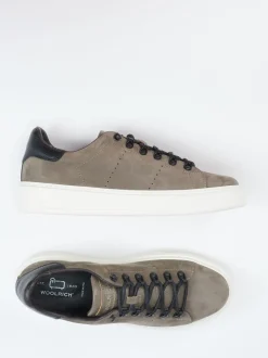 Woolrich – Sneaker aus Nubukleder in Taupe