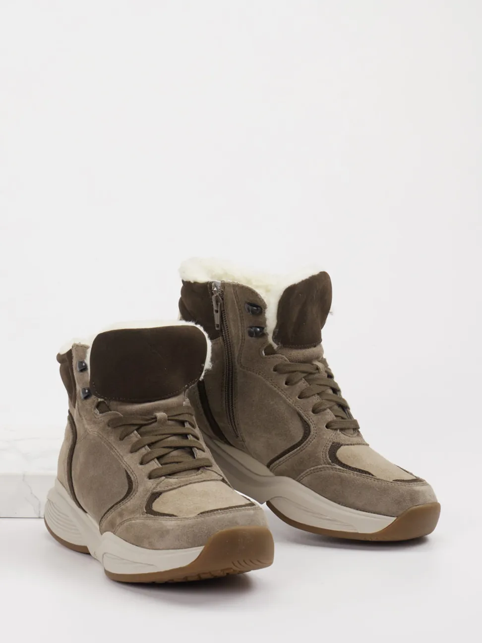 Xsensible – Stiefelette aus Veloursleder in Taupe